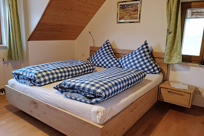 Schlafzimmer mit Doppelbett