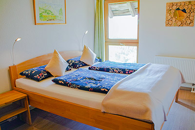 Schlafzimmer mit Doppelbett